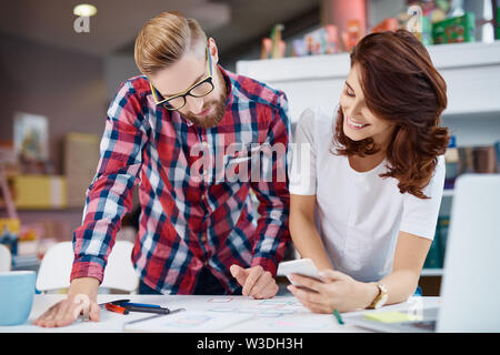 Happy web designer il brainstorming sulle nuove sartup Foto Stock