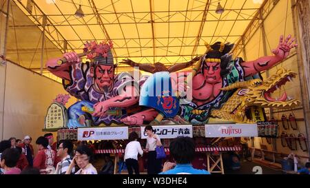 Paesaggio urbano di Aomori durante Nebuta Matsuri. Nebuta Matsuri giapponese è un festival estivo che ha luogo nella prefettura di Aomori, Giappone Foto Stock