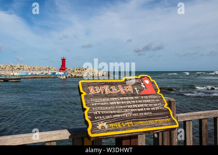 Segno di Baia con il Faro di Cape Ganjeolgot e frangiflutti in background. Il punto più orientale della penisola in Ulsan, Corea del Sud. Asia Foto Stock