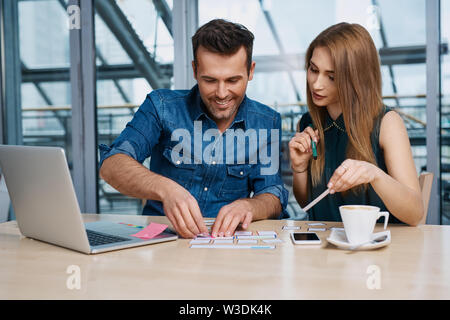 Occupato il web designer creando nuove reattivo sito web mockup Foto Stock