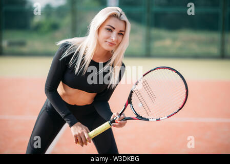 Giovane donna bellissima riproduzione di tennis. Sport sano stile di vita Foto Stock