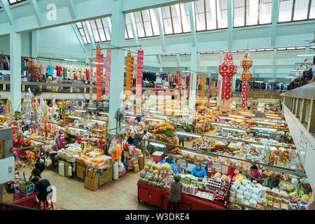 L'affollato mercato locale, Talat Warorot, in Chiang Mai, Thailandia. Foto Stock