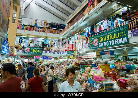 L'affollato mercato locale, Talat Warorot, in Chiang Mai, Thailandia. Foto Stock