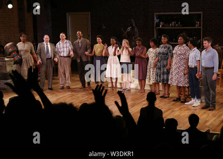 Apertura notturna curtain call per la vita segreta delle api all'Atlantic Theatre. Dotato di: Vita E. Cleveland, Joe Cassidy, Matt DeAngelis, Nathaniel Stampley, Eisa Davis, LaChanze, Elizabeth Teeter, Saycon Sengbloh, Anastacia McCleskey, Jai'Len Christine Li Josey, Romelda Teron Benjamin, Brett grigio, Manoel Felciano dove: New York New York, Stati Uniti quando: 13 giu 2019 Credit: Giuseppe Marzullo/WENN.com Foto Stock