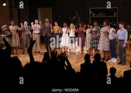 Apertura notturna curtain call per la vita segreta delle api all'Atlantic Theatre. Dotato di: Vita E. Cleveland, Joe Cassidy, Matt DeAngelis, Nathaniel Stampley, Eisa Davis, LaChanze, Elizabeth Teeter, Saycon Sengbloh, Anastacia McCleskey, Jai'Len Christine Li Josey, Romelda Teron Benjamin, Brett grigio, Manoel Felciano dove: New York New York, Stati Uniti quando: 13 giu 2019 Credit: Giuseppe Marzullo/WENN.com Foto Stock