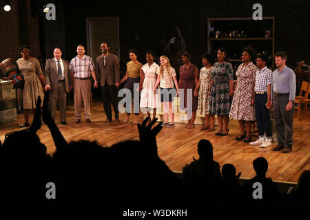 Apertura notturna curtain call per la vita segreta delle api all'Atlantic Theatre. Dotato di: Vita E. Cleveland, Joe Cassidy, Matt DeAngelis, Nathaniel Stampley, Eisa Davis, LaChanze, Elizabeth Teeter, Saycon Sengbloh, Anastacia McCleskey, Jai'Len Christine Li Josey, Romelda Teron Benjamin, Brett grigio, Manoel Felciano dove: New York New York, Stati Uniti quando: 13 giu 2019 Credit: Giuseppe Marzullo/WENN.com Foto Stock