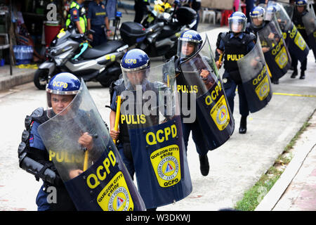 Quezon City, Filippine. Il 15 luglio 2019. Membri del Philippine National Police (PNP) partecipano in un esercizio di simulazione in Quezon City, Filippine, 15 luglio, 2019. La PNP hanno dimostrato le loro capacità nel rispondere ai bombardamenti, il terrorismo e la presa di ostaggi minacce in preparazione per lo stato della nazione indirizzo (SONA) del presidente filippino Rodrigo Duterte. Credito: Rouelle Umali/Xinhua/Alamy Live News Foto Stock