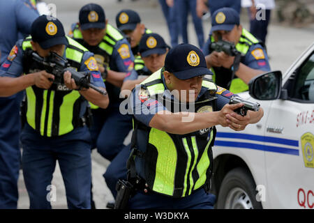 Quezon City, Filippine. Il 15 luglio 2019. Membri del Philippine National Police (PNP) partecipano in un esercizio di simulazione in Quezon City, Filippine, 15 luglio, 2019. La PNP hanno dimostrato le loro capacità nel rispondere ai bombardamenti, il terrorismo e la presa di ostaggi minacce in preparazione per lo stato della nazione indirizzo (SONA) del presidente filippino Rodrigo Duterte. Credito: Rouelle Umali/Xinhua/Alamy Live News Foto Stock