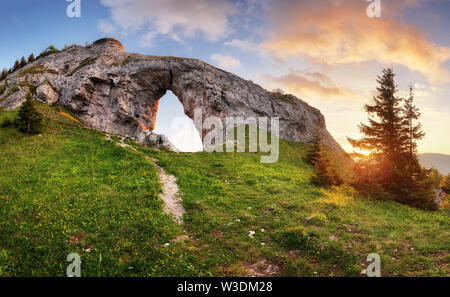 Incredibile paesaggio di montagna con vivaci colorato tramonto sul cielo nuvoloso, naturale all'aperto sullo sfondo di viaggio. Foto Stock