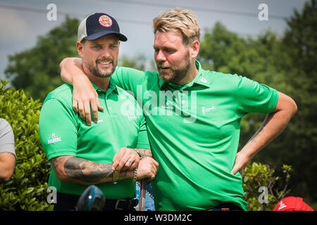 Cantante Boyzone e incoronazione St attore Keith Duffy e ex Westlife Singer Brian McFadden prendendo parte alla Coppa della celebrità carità torneo di golf al Celtic Manor Resort in Galles. Foto Stock