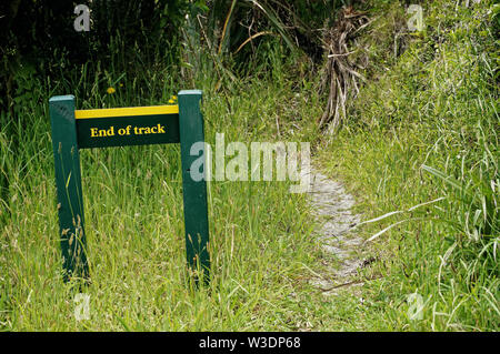 Kaihoka, Golden Bay/Nuova Zelanda - Dicembre 06, 2014: fine della via segno su un dipartimento della riserva di conservazione, Nuova Zelanda. Foto Stock