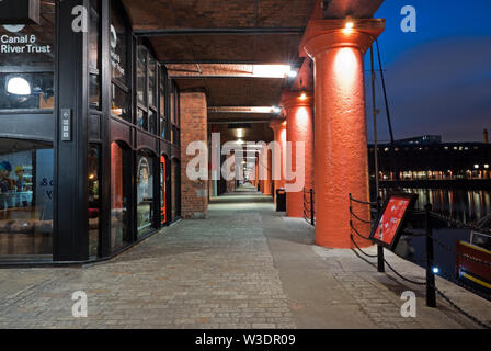 Royal Albert Dock complesso Liverpool Regno Unito al crepuscolo. Foto Stock