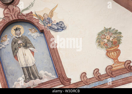 Un dettaglio di un antico affresco dipinto sulla parete esterna della cappella di San Johan in Val di Funes Foto Stock
