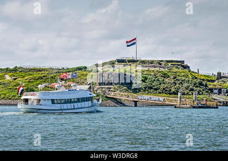 IJmuiden, Paesi Bassi, luglio 14, 2019: ferry boat si avvicina alla Forteiland isola fortezza nel muso del Mare del Nord Canal Foto Stock