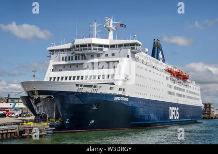 IJmuiden, Paesi Bassi, 14 Luglio 2019: l'orario di imbarco per la grande nave traghetto legato per Newcastle, ormeggiata in porto Vissershaven Foto Stock