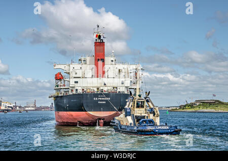 IJmuiden, Paesi Bassi, luglio 14, 2019: largo nave da carico essendo strappo nel Mare del Nord canale tra le acciaierie e l'isola fortezza Foto Stock