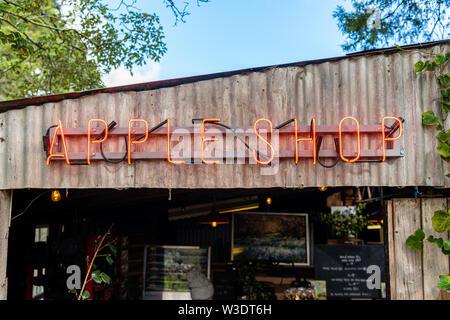 Blackheath, Nuovo Galles del Sud, Australia - 6 Luglio 2019: Apple Shop segno al Neon di entrata su un frutteto - vendita di mele in un negozio. Foto Stock