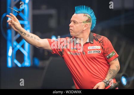 Colonia, Deutschland. 14 Luglio, 2019. Peter Wright (ITA) getta, gettare, azione, mezza figura, mezza figura, Tedesco Freccette Masters, su 13.07.2019 in la Lanxess Arena in Koeln/Germania. | Utilizzo di credito in tutto il mondo: dpa/Alamy Live News Foto Stock