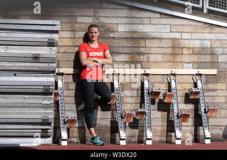 Dresden, Germania. 04 Luglio, 2019. Sprinter Chiara Schimpf (Dresdner SC), si erge nel Heinz-Steyer-Stadium tra i blocchi di partenza sono appesi al muro. Credito: Robert Michael/dpa-Zentralbild/dpa/Alamy Live News Foto Stock