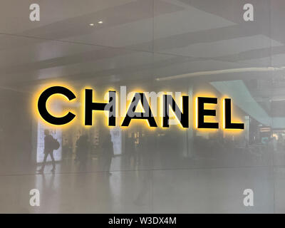 London, Regno Unito - 20 Maggio 2019: Chanel store in aeroporto di Heathrow shopping mall. Duty Free shop con i passeggeri si riflette nella facciata. Segno iconico di thi Foto Stock