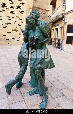 La statua bronzea del giovane famiglia nelle strade di Haro, La Rioja, Spagna Foto Stock