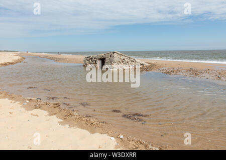 Il Norfolk costa a Caister sul mare e un WW2 scatola di pillole Foto Stock