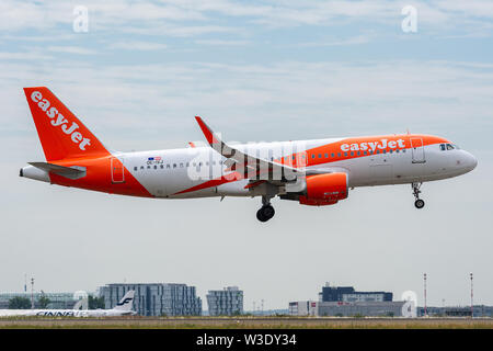 OE-IVJ, luglio 11, 2019, Airbus A320-214-5688 di atterraggio su piste di Parigi Roissy Charles de Gaulle Airport alla fine del volo easyJet U23956 da Foto Stock