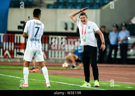 Head Coach Dragan Stojkovic di Guangzhou R&F esclamazioni istruzioni ai suoi giocatori come hanno giocato contro Dalian Yifang nel loro diciassettesimo round corrispondere durante il 2019 Chinese Football Association Super League (CSL) nella città di Dalian, a nord-est della Cina di provincia di Liaoning, 12 luglio 2019. Dalian Yifang sconfitto Guangzhou R&F 3-2. Foto Stock