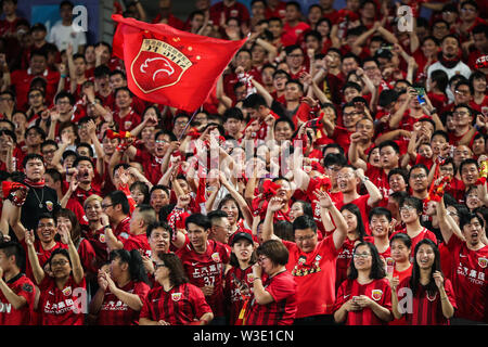 Ventole tenere banner per mostrare il loro sostegno a Shanghai SIPG come si guarda il diciassettesimo round match contro Jiangsu Suning durante il 2019 Chinese Football Association Super League (CSL) nella città di Nanjing East cinese della provincia di Jiangsu, 13 luglio 2019. Shanghai SIPG sconfitto Jiangsu Suning 3-0. Foto Stock