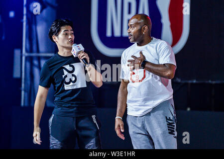 Ritirato American giocatore di basket Tim Hardaway, destra, assiste l'NBA 5v5 2019 nella città di Chengdu, a sud-ovest della Cina di provincia di Sichuan, 14 luglio 2019. Foto Stock