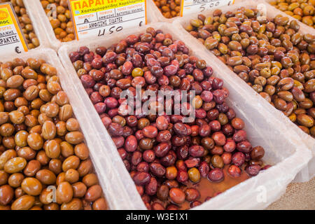 Selezione del locale greca olive fresche sul mercato prodotti alimentari pronti per la vendita in stallo. Foto Stock