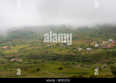 Borgo sotto le nuvole, vista dall'alto dalla montagna. Il concetto di turismo e viaggi. Foto Stock