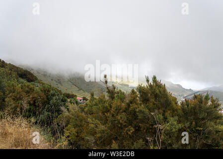 Borgo sotto le nuvole, vista dall'alto dalla montagna. Il concetto di turismo e viaggi. Foto Stock