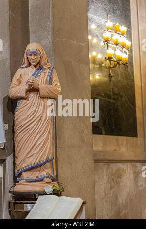 Barcellona, Spagna. Interno della chiesa di Santa Anna. Immagine religiosa la figura di Madre Teresa di Calcutta, Santa Teresa di Calcutta. Foto Stock