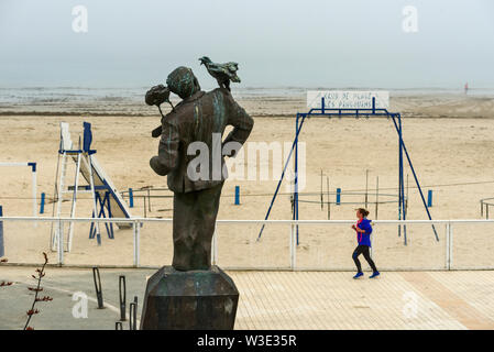 In onore del British Film Festival una statua di Alfred Hitchcock e il suo film Gli Uccelli è eretto sulla spiaggia del Écluse in Dinard, Francia Foto Stock