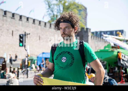 Cardiff, Galles, UK, 15 luglio 2019. Un attivista al di fuori del Castello di Cardiff come estinzione della ribellione attivismo chiude le strade attorno al centro della città. Estinzione della ribellione descrive se stessa come un internazionale di ribellione contro l'inazione penale sul clima e crisi ecologica. Credito: Mark Hawkins/Alamy Live News Foto Stock