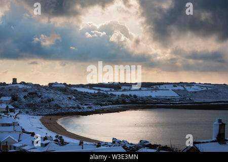 Guardando oltre Porthcressa dal Duca di Leeds batteria, Hugh Town, Isole Scilly, durante una rara caduta di neve Foto Stock