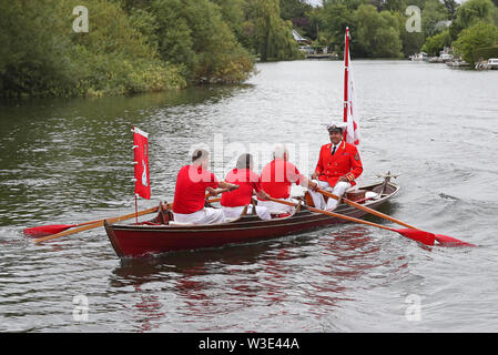 La Queen's Swan tomaie, con il Queens Swan marcatore, David Barber (destra) fila lungo il fiume Tamigi vicino a Shepperton, Surrey come l'antica tradizione di conteggio dei cigni lungo il fiume comincia. Foto Stock