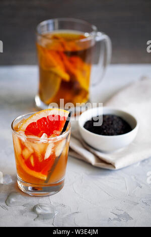 Rinfrescanti cocktail sani fermentate di materie al tè al Kombucha con una fetta di pompelmo e ices.fungo Kombucha tè è un naturale bevanda fermentata Foto Stock