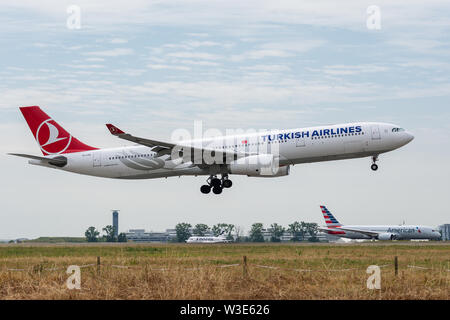 TC-LOC, sulla luglio 11, 2019, Airbus A330-343-1542 di atterraggio su piste del Paris Roissy Charles de Gaulle airport alla fine della Turkish Airlines Foto Stock