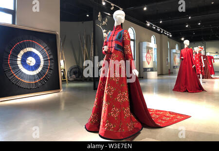 (190715) -- PECHINO, luglio 15, 2019 (Xinhua) -- foto scattate con un telefono cellulare mostra la moda vestiti con le minoranze etniche elementi in Pechino, capitale della Cina, il 10 luglio 2019. (Xinhua/Wang Junlu) Foto Stock