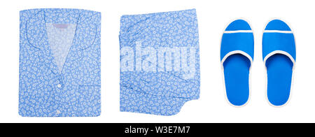 Pigiami scarpe. Vista dall'alto. Sleepwear fiore blu e pantofole isolato su sfondo bianco con percorso di clipping. La donna è calda pantaloni e camicia con sandalo Foto Stock