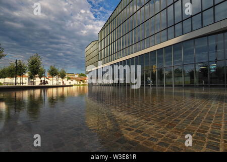 Milano, Italia: 14 Luglio 2019: architettura moderna nella nuova piazza Adriano Olivetti nel sud della città, inaugurata il 27 settembre dai principali Foto Stock