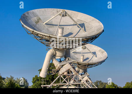 Arcminute Microkelvin Imager (AMI) grande schiera di antenne. Una radiazione cosmica di fondo (CMB) radio telescopio, Mullard Observatory Cambridge. Foto Stock