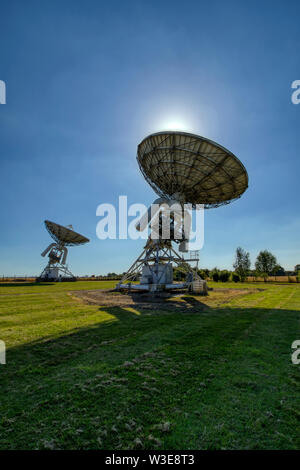 Arcminute Microkelvin Imager (AMI) grande schiera di antenne. Una radiazione cosmica di fondo (CMB) radio telescopio, Mullard Observatory Cambridge. Foto Stock