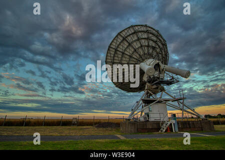 Arcminute Microkelvin Imager (AMI) grande schiera di antenne. Una radiazione cosmica di fondo (CMB) radio telescopio, Mullard Observatory Cambridge. Foto Stock