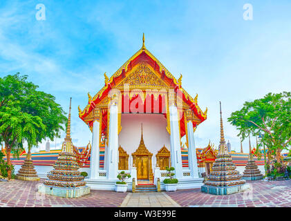 Il bellissimo complesso del grande West Viharn santuario e circostante in piastrelle colorate chedis del Phra chedi Rai, Wat Pho complesso a Bangkok, in Thailandia Foto Stock