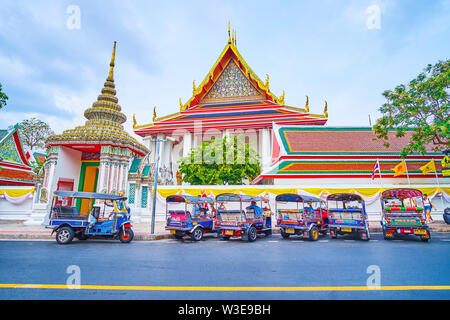 BANGKOK, Tailandia - 22 Aprile 2019: la linea di tuk-tuks stand all'uscita di Wat Pho tempio, uno dei più visitati punto di riferimento tra i turisti, su Apri Foto Stock
