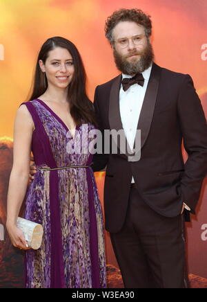 Seth Rogen e Lauren Miller frequentare la premiere europeo della Disney The Lion King a l'Odeon Luxe cinema, Leicester Square a Londra. Foto Stock