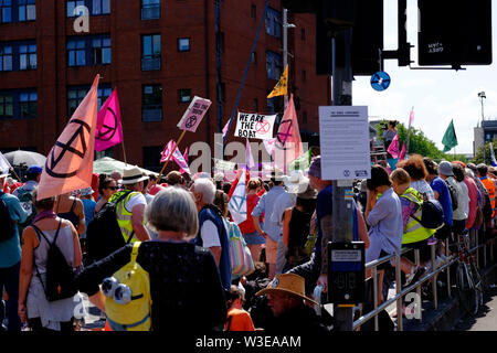 Bristol, Regno Unito, 15 luglio 2019. Come parte dell'estinzione della ribellione Movimento di Sollevazione estate un gruppo hanno occupato il ponte di Bristol nel centro della citta'. La protesta è quello di aumentare la consapevolezza della velocità del cambiamento climatico e la mancanza di azione per arrestarlo. I manifestanti hanno lavorato con le agenzie locali per garantire un sicuro e protesta pacifica, la polizia sono presenti e deviazioni in luogo. Ulteriori occupazioni sono previsti lungo tutta la città questa settimana. Credito: Signor Standfast / Alamy Live News Foto Stock